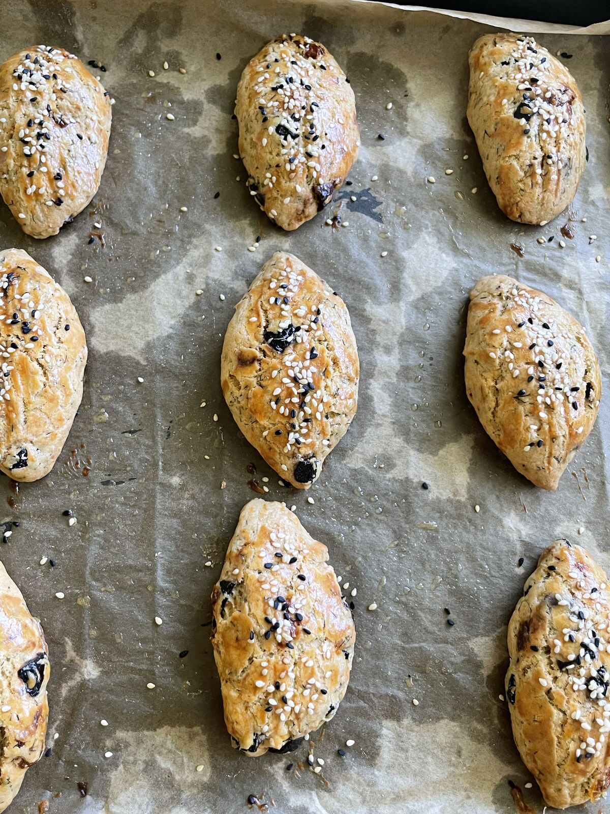 Dereotlu, Kuru Domatesli & Zeytinli Kıyır Poğaça